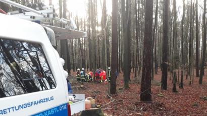 Bild: exb/Feuerwehr/HvO Ursensollen 
Ein 19-Jähriger wird bei Ursensollen bei Waldarbeiten schwer verletzt: Die Unfallstelle ist für die Einsatzkräfte, darunter auch die Amberger Bergwacht, schwer erreichbar.