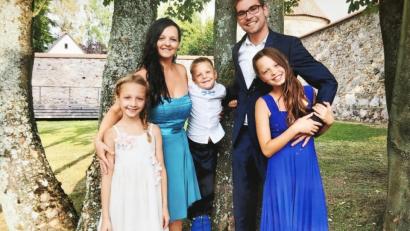 Bild: exb
Ein Bild aus unbeschwerten Zeiten: Familie Tölzer mit Mama Renate, Vater Ronny, den Töchtern Jana (rechts) und Marie (links) sowie dem jüngsten Spross Paul (Mitte).