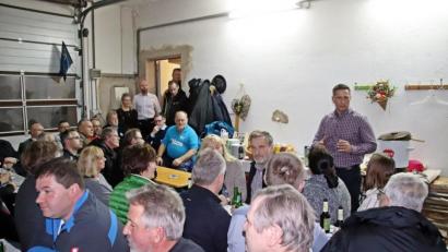 Bild: jma
CSU-Bürgermeisterkandidat Marcus Gradl erläutert in einem vollbesetzten Raum in Thomasreuth seine Vorstellungen für Eschenbach.