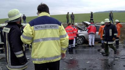 Bild: Alexander Unger
Notfallseelsorger werden von der Leitstelle alarmiert, so wie andere Hilfskräfte auch. Am häufigsten haben die Seelsorger aber nicht mit Unfallopfern zu tun, sondern werden zu häuslichen Todesfällen gerufen. Oder sie unterstützen die Polizei beim Überbringen von Todesnachrichten.