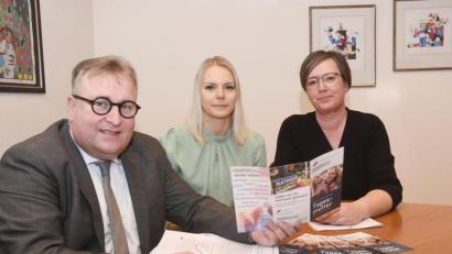Bild: Gabi Schönberger
Sie hoffen auf Verstärkung mit angehenden Tagesmüttern und -vätern: (von links) Sozialdezernent Wolfgang Hohlmeier, Leila Smekal, zuständig für die Fachstelle Kindertagesbetreuung bei der Stadt Weiden, und Tagesmutter Alexandra Ermer-Hagn.