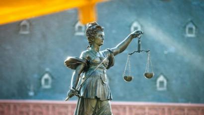 Bild: Frank Rumpenhorst
Ein 42 Jahre alter Mann aus Schwabach bei Nürnberg muss nach einem volksverhetzenden Kommentar im Internet für sechs Monate ins Gefängnis.