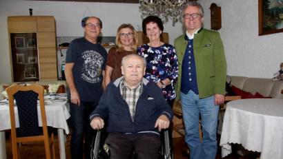 Bild: wro
Über zahlreiche Glückwünsche zu ihrem 80. Geburtstag freute sich Erika Bauer (Zweite von rechts). Zu den Gratulanten zählten Tochter Helga Leißner, Schwiegersohn Anton Leißner, Bürgermeister Toni Dutz (rechts) und Ehemann Anton Bauer.