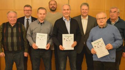 Bild: sc
Die Stadt- und Einsatzstellenmeister 2019: Von links Georg Eichenseer sen., Bürgermeister Michael Göth, Georg Eichenseer jun., Hans Pirner, Walter Schlenk, Landrat Richard Reisinger, Alfred Heinz und Werner Troidl.