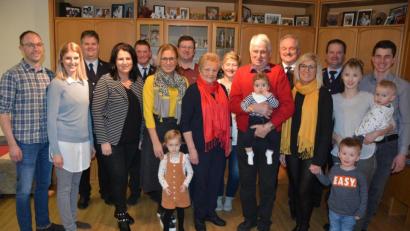 Bild: jr
Karl Wührl (Sechster von rechts) feierte am Dienstag seinen 80. Geburtstag. Alles Gute wünschten neben Ehefrau Agnes (links neben dem Jubilar), die Kinder, Enkel und Urenkel sowie die Feuerwehr Leonberg mit Vorsitzenden Bernhard Lindner (Dritter von rechts) und Bürgermeister Johann Burger (Fünfter von rechts).