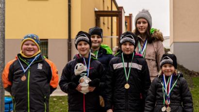 Bild: u
Sechs Hirschauer Nachwuchsschwimmer schafften es beim Kinderschwimmfest in Auerbach aufs Podest. Vorne von links: Jonas Arnold, Emely Lippert, Anna-Lena Rösch und Tialda Lippert, hinten: Samuel Lippert und Lena Gimpl.