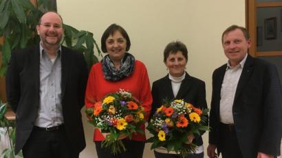 Bild: jst
Marie Langgärtner und Elvira Epler (von links) bilden seit 25 Jahren Schüler an der Musikschule VierStädtedreieck aus. Dafür nehmen sie von zweitem Bürgermeister Max Schwärzer und Schulleiter Joachim Steppert als Dankeschön einen Blumenstrauß entgegen.