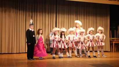 Bild: sne
Das Kinderprinzenpaar Lena I. und Maximilian I., die Tanzinis und Trainerin Claudia Meier stehen beim Grafenwöhrer Kinderfasching auf de Bühne.
