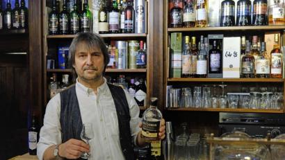 Bild: twi
Gastgeber und Whiskyexperte Günter Graf vor seinem Whiskyschrank