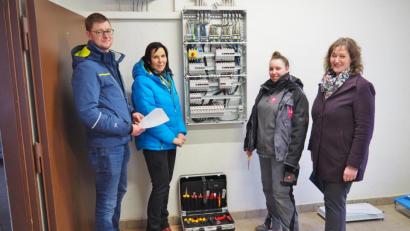 Bild: Bühner
Am Schaltschrank fühlt sich die angehende Elektronikerin Lucy Schwindl (Dritte von links) besonders wohl. Mit dabei (von links) EEAtec-Ausbildungsleiter Johannes Plößl, die Gleichstellungsbeauftragte der Stadt Weiden Monika Langner und die Beauftragte für Chancengleichheit der Arbeitsagentur Weiden Karin Hartung.