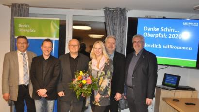 Bild: exb
Als Bezirkssieger fahren Anna-Lena Mayer (Dritte von rechts), Karl-Heinz Grollmisch (Vierter von rechts) und Markus Haase (Fünfter von rechts) nach München. Es gratulierten Bezirksschiedsrichter-Ausschussmitglied Alfons Weigert (links), Bezirksschiedsrichterobmann Andreas Allacher (Zweiter von rechts) und Bezirksvorsitzender Thomas Graml (rechts).