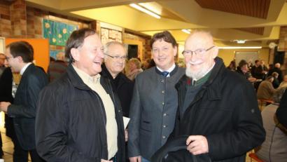 Bild: ral
Viele Freunde und Bekannte kamen, um Richard Salzl (rechts) zu gratulieren – unter ihnen Altbürgermeister Johann Prifling, Pfarrer i.R. Johann Schächtl und Zweiter Bürgermeister Andreas Altmann (von links).