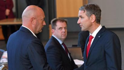 Bild: Martin Schutt/dpa
Björn Höcke (rechts), Fraktionsvorsitzender der AfD, gratuliert Thomas Kemmerich (links, FDP), dem neuen Thüringer Ministerpräsidenten.