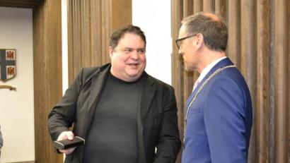 Bild: pz
Der neue CSU-Stadtrat Florian Rüth nach der Vereidigung durch Bürgermeister Bernd Sommer.