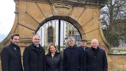Bild: knh
Bei seinem Besuchs macht sich Regierungspräsident Axel Bartelt (Vierter von links) gemeinsam mit Landtagsabgeordneten Stephan Oetzinger (links) und Bürgermeister Richard Kammerer (Zweiter von links) ein Bild von der Situation vor Ort am Manteler Marktplatz.