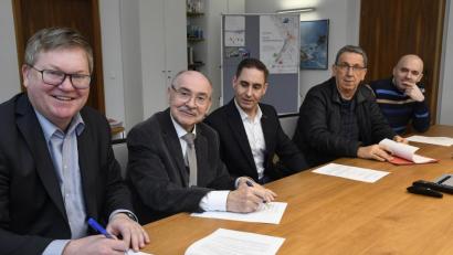 Bild: Petra Hartl
Die Vereinbarung über die Einführung des 365-Euro-Tickets unterzeichneten am Dienstagvormittag im Rathaus (von links) Oberbürgermeister Michael Cerny, Peter Bruckner, Stefan Bruckner, Helmuth Pfeffer und André Linzer.