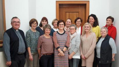 Bild: sön
Neues Vorstandsteam
Pfarrer Slawomir Niemczewski (links) und Bezirksvorsitzende Irene Zellner (vorne rechts) gratulierten dem neugewählten Führungsteam.