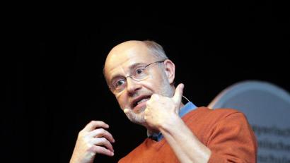 Bild: Wolfgang Steinbacher
Harald Lesch in seinem Element: Bei einem Vortrag im Musikomm stemmte sich der TV-Moderator und Uni-Professor gegen Fake Science, Fake News und die Hassstruktur im Internet.