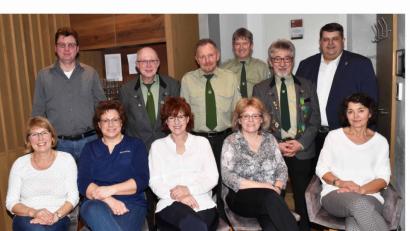 Bild: no
Die Vorstandschaft des Schützenvereins Illschwang mit dem neuen 1.Schützenmeister Werner Gleißner (stehend, Zweiter von links) und dem ebenfalls neuen 2.Schützenmeister Albert König (stehend, Dritter von links); rechts stehend Bürgermeister Dieter Dehling.