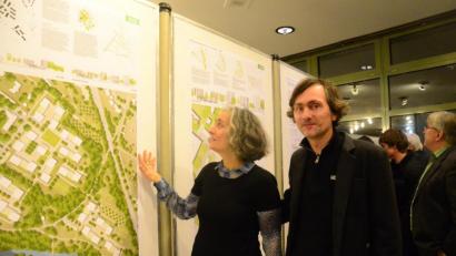 Bild: Kunz
Die Sieger Angelika Zwingel und Florian Dilg präsentieren ihren Planungsentwurf.