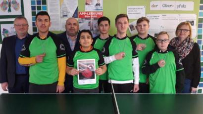 Bild: gel
Auf dem Bild von links: Rektor Udo Leitz, Kheiri Jomaa, Betreuer Thomas Gebele, Ayoub Alsalem, Artur Iliasov, Alex Gonsior, Arthur Freis, Ronny Pauli und Konrektorin Stefanie Löffler. Zum Team gehören außerdem Noel Terschüren und Felix Stawarz.