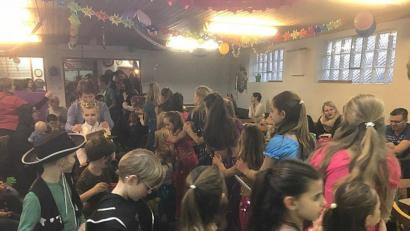 Bild: bö
"Herr Wirt, die Schützen haben jetzt Pause, wir rollen ihr Vereinslokal von hinten auf." Mit einer Polonaise quer durch den Schützensaal - das machte den Ransbacher Kindern Spaß.