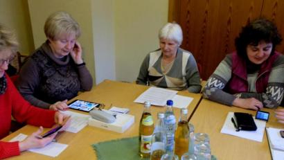 Bild: le
Auch in diesem Jahr ist der Tablet- und Smartphonekurs des Evangelischen Frauenbundes im Gemeindehaus gut besucht.