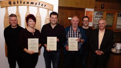 Bild: bkr
Der Heimatverein ist der Motor des Ortes und der Dorfgemeinschaft. Treue Mitglieder geben ihm Kraft. Für 25 Jahre Mitarbeit ehrten Vorsitzender Wolfgang Nickl (links), Bürgermeister Günter Kopp und Schriftführer Thomas Seidl Josef Burger sowie Markus und Regina Felix (von rechts).