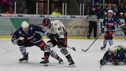 Bild: gb
Für die Blue Devils (Szene aus dem letzten Heimspiel gegen Rosenheim, 5:2) zählen am Wochenende nur sechs Zähler, um im Rennen um die Play-off-Plätze zu bleiben. Die auf Rang neun liegenden Weidener treffen zwei Mal auf den Tabellenzehnten EV Lindau.