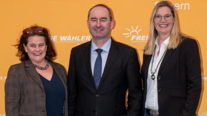 Bild: fz
Ob der Draht zur Hubert Aiwanger was bringt? Petra Baierl (links) und Sonja Bodensteiner (rechts) lassen jedenfalls nichts unversucht in Sachen Stromtrasse.