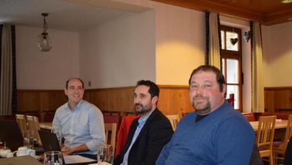 Bild: bnr
Stellvertretender Vorsitzender Egon Hausladen (rechts), Lorenz Snack-World Mitarbeiter Mathias Kick (Mitte) und Erzeugerberater Sebastian Betz (links) informierten die Kartoffelbauern über die neuesten Entwicklungen in der Branche.