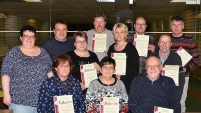 Bild: fjo
All seine Gründungsmitglieder ehrt der Theaterverein "Dorfbühne" für 25 Jahre Treue bei der Jahreshauptversammlung im "Keglerstüberl" des Hans-Sommer-Sportheims.