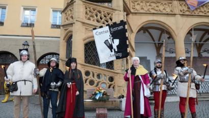 Bild: Wolfgang Steinbacher
Cantus Ferrum erinnert an Amberger Aufstand v. 1454 bei Gedenktafel im Boden vor dem Rathaus