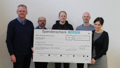 Bild: sfo
Die Geschäftsleitung der Firma Netzsch spendet 2000 Euro an die Stiftland-Sternenkinder. Werksleiter in Tirschenreuth Robert Meißner (von links) mit stellvertretendem Werksleiter Martin Werner, René Körner vom Betriebsrat sowie Michael Mickisch und Beatrix Kempf vom Verein Stiftland-Sternenkinder.