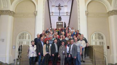 Bild: jzk
Auf der großen Treppe im Maximilianeum verabschiedete sich Landtagsabgeordneter Tobias Reiß (vorne, Vierter von rechts) von den Besuchen aus seinem Wahlkreis. Roman Schäffler (Vorne, Zweiter von links) organisierte die Fahrt.