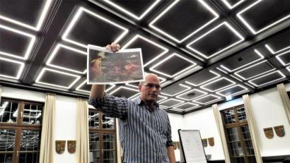 Bild: ubb
Dr. Jens Wimmers erklärte seine Ausführungen auch anhand von praktischen Beispielen. Unter anderem zeigte er zum Verständnis und um den Fachbegriff der Philosophie "Narziss-Falle" zu erläutern, das berühmte Gemälde von "Narzissmus" (von John William Waterhouse), der nur sich selbst sieht.