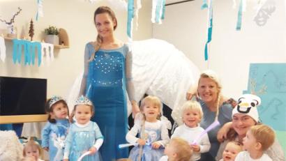Bild: njn
Hoher Besuch in der städtischen Kinderkrippe: Elsa, Prinzessin des Königreichs Arendelle (stehend), besuchte die Kleinsten beim Eiskönigin-Fest. Mit auf dem Bild (Zweite von links) Erzieherin Kerstin Reintsch.