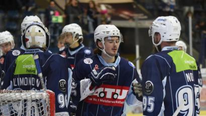 Bild: gb
Verteidiger Filip Hadamczik (Mitte, nach dem 5:2-Sieg gegen Rosenheim) hatte einen guten Einstand bei den Blue Devils. Am Wochenende treffen die Weidener zweimal auf den EV Lindau.