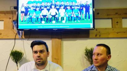 Bild: do
Unter dem Konterfei der 1. Mannschaft appellierte Vorsitzender Bastian Dötsch (li) an die Leistungsbereitschaft der Mitglieder und an alle Aktiven: "Mit Kameradschaft und Gemeinschaftsgeist schaffen wir ein Erfolgsmodell". Mit im Bild 2. Vorstand Andreas Wiesend