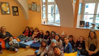 Bild: jzk
Prima gefallen hat nicht nur den Kindern die Vorlesestunde in der Stadtbücherei.
