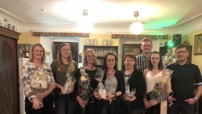 Bild: exb
Jürgen Fuß (rechts) und seine Frau Sabine (links) ehren treue Mitarbeiter. Der Optiker hat vor 20 Jahren sein Geschäft eröffnet und kann sich auf sein Personal verlassen.