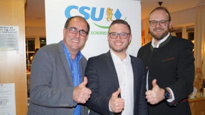 Bild: du
"Daumen hoch" für die CSU in der Gemeinde Schirmitz und im Landkreis. Von links: Vorsitzender Markus Dobmeier, Bürgermeister Ernst Lenk und Landrat Andreas Meier zeigen Ziele und Kandidaten für die Wahl am 15. März.