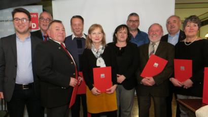 Bild: Hirsch
Der SPD-Ortsverein Wackersdorf feierte das 100-jährige Bestehen und ehrte dabei langjährige Mitglieder.