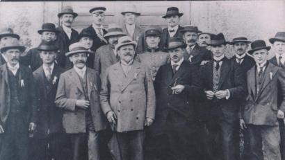 Bild: exb
Die Aktiven des Männergesangvereins stellen sich am 19. Juli 1914 beim Waldfest auf dem Fahrenberg vor der Wallfahrtskirche dem Fotografen.