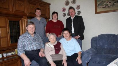 Bild: frd
Bürgermeister Martin Prey (hinten, rechts) gratulierte Margareta Fuchs im Namen der Gemeinde. Mit auf dem Bild sind auch (von links) Sohn Martin, Enkel Michael, Schwiegertochter Agnes und Tochter Zenzi.