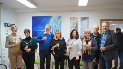 Bild: du
Mit einem Glas Sekt stößt leitender Arzt Dr. Franz Hermann Beckmann (Dritter von links) mit der Künstlergruppe um Gerda Moser (Dritte von rechts) auf das Gelingen der Kunstausstellung im KfH-Gesundheitszentrum Weiden an.