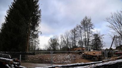 Bild: Roland Wellenhoefer
Die Plärnmühle wurde in der vergangenen Woche abgerissen. Ein Bagger steht nun auf Bauschutt, wo die ehemalige Mühle stand. Vor dem Gebäude liegen die verkohlten Balken.