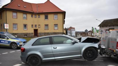 Bild: lue
Ein Audi wird auf der Mitterteicher Straße abgeschleppt. Das Auto hat einen Totalschaden nach einem Unfall.