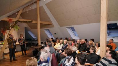 Bild: fvo
Prof. Robert Schwinger (stehend links) und NEUN2727-Koordinatorin Doris Völkl beim Vortrag im Waldthurner Gesundheitszentrum.