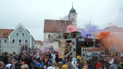Bild: Portner
Der Marktplatz in Pfreimd war am Faschingsdienstag fest in Narrenhand. Der Gaudiwurm zog mit lauter Partymusik, Konfettiregen und Rauchbomben durch die Straßen.